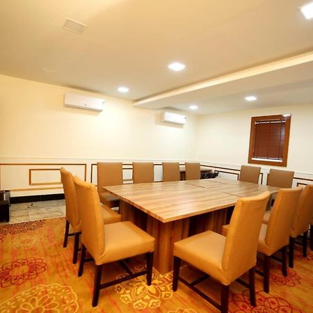 Banyan Hotel&Restro Hisār Buitenkant foto
