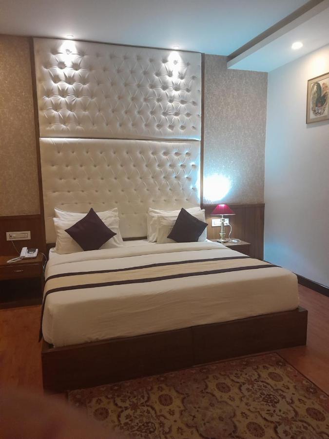 Banyan Hotel&Restro Hisār Buitenkant foto