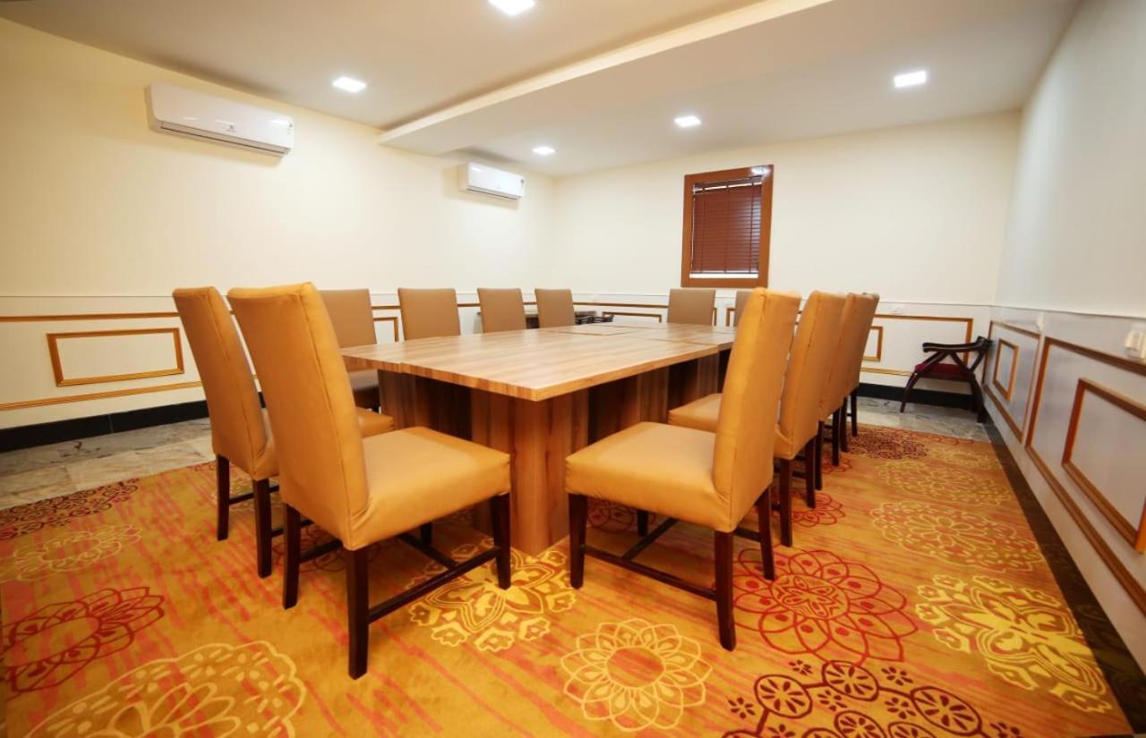 Banyan Hotel&Restro Hisār Buitenkant foto