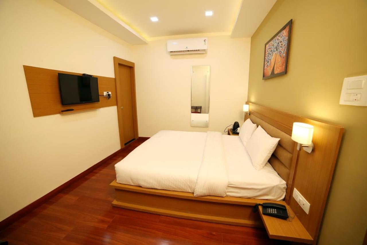 Banyan Hotel&Restro Hisār Buitenkant foto